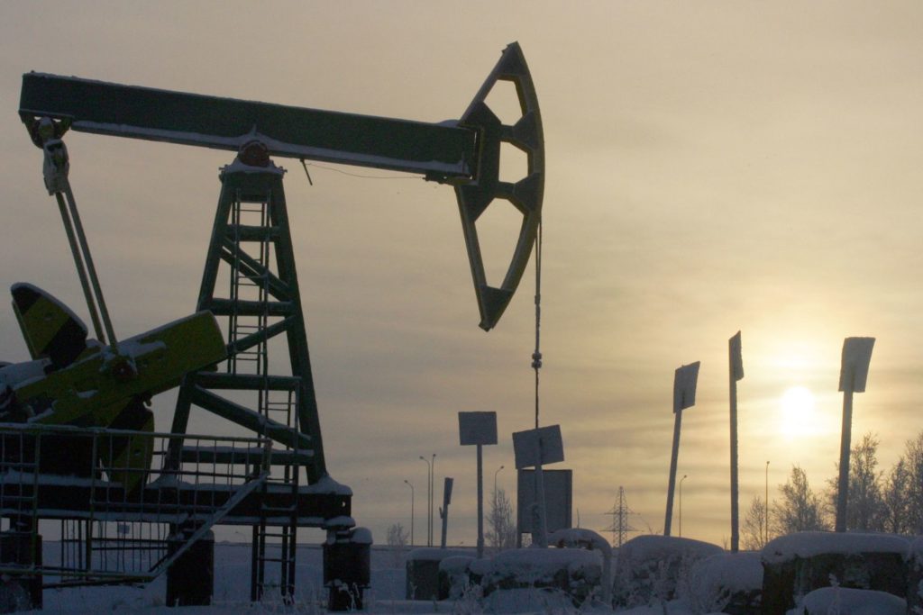 Petróleo atinge máxima de 10 meses com sauditas e russos estendendo cortes de oferta- Forbes