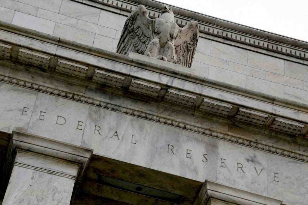 Fed mantém taxa de juros e prevê política monetária mais apertada durante 2024