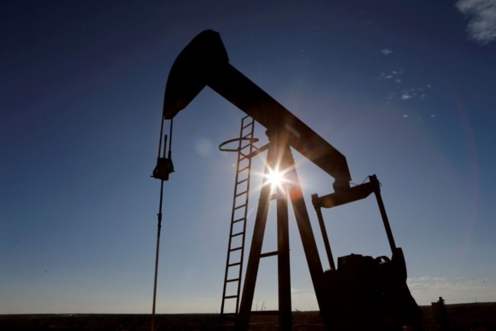 Estoques de petróleo dos EUA caem e preços ampliam alta