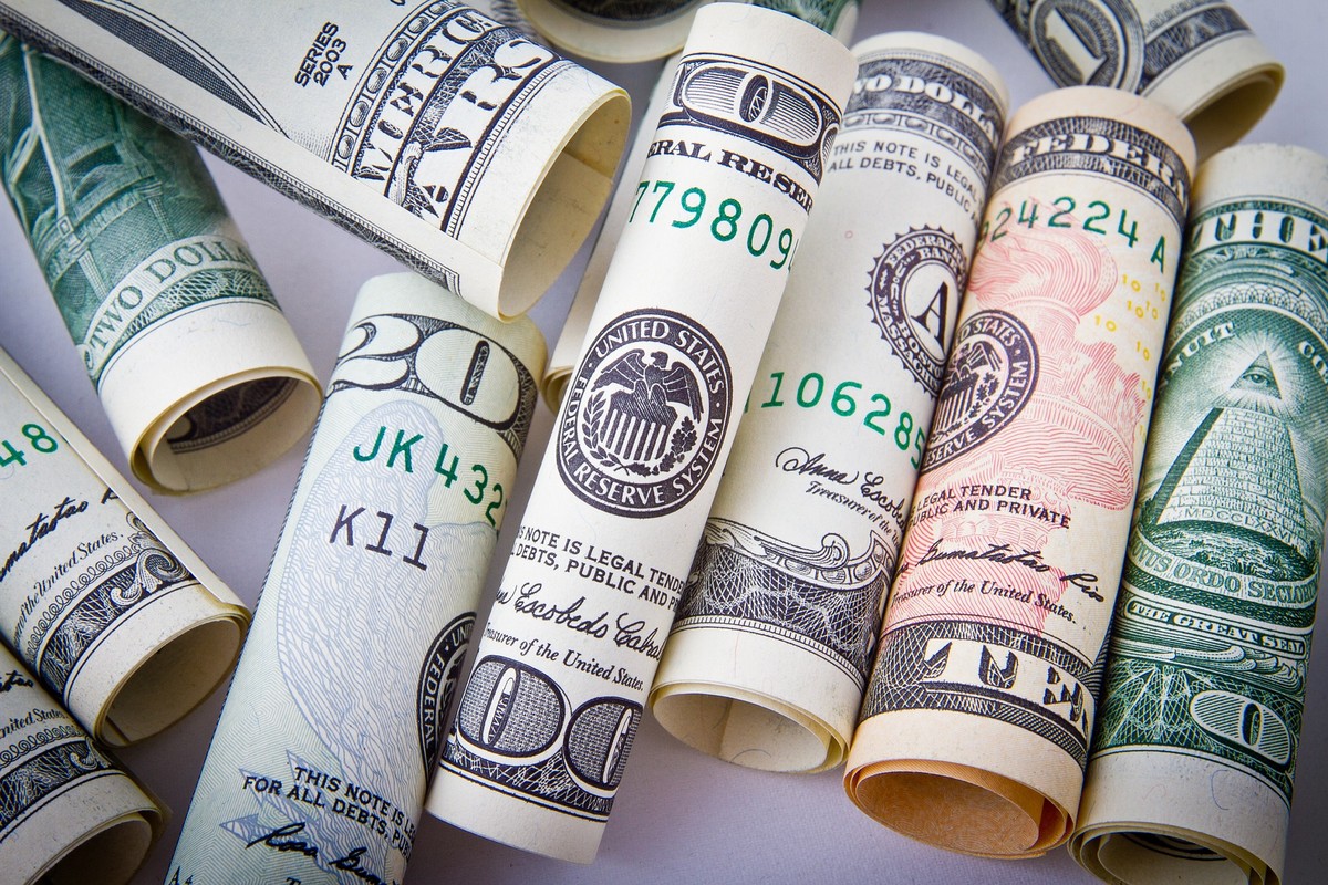Dólar opera perto da estabilidade, cotado a R$ 5 | Moedas e Juros