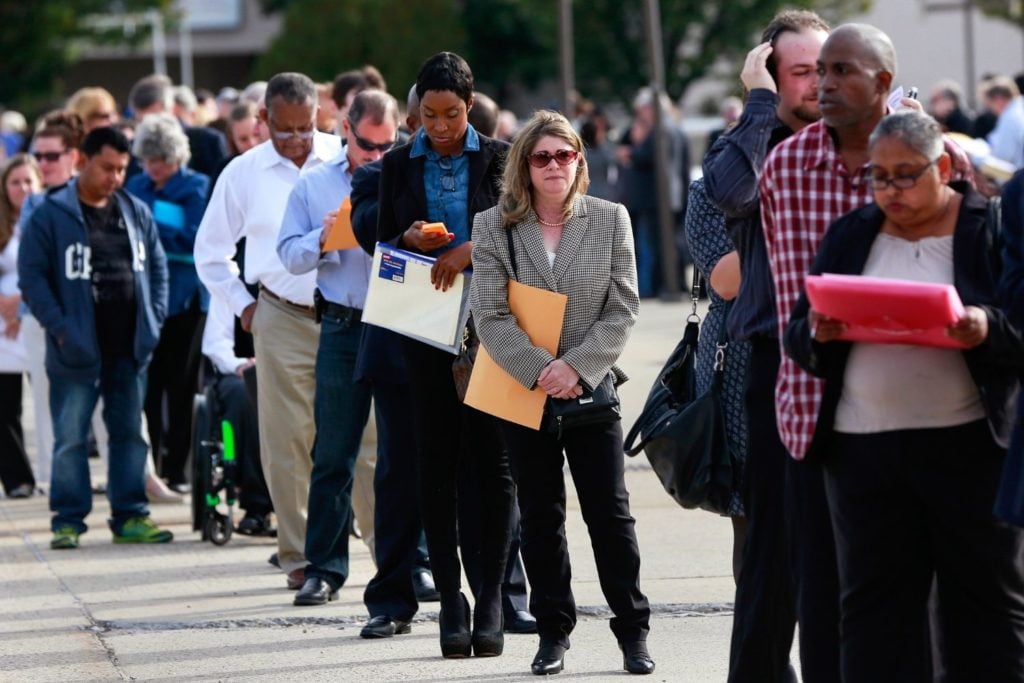 Pedidos semanais de auxílio-desemprego nos EUA têm leve alta