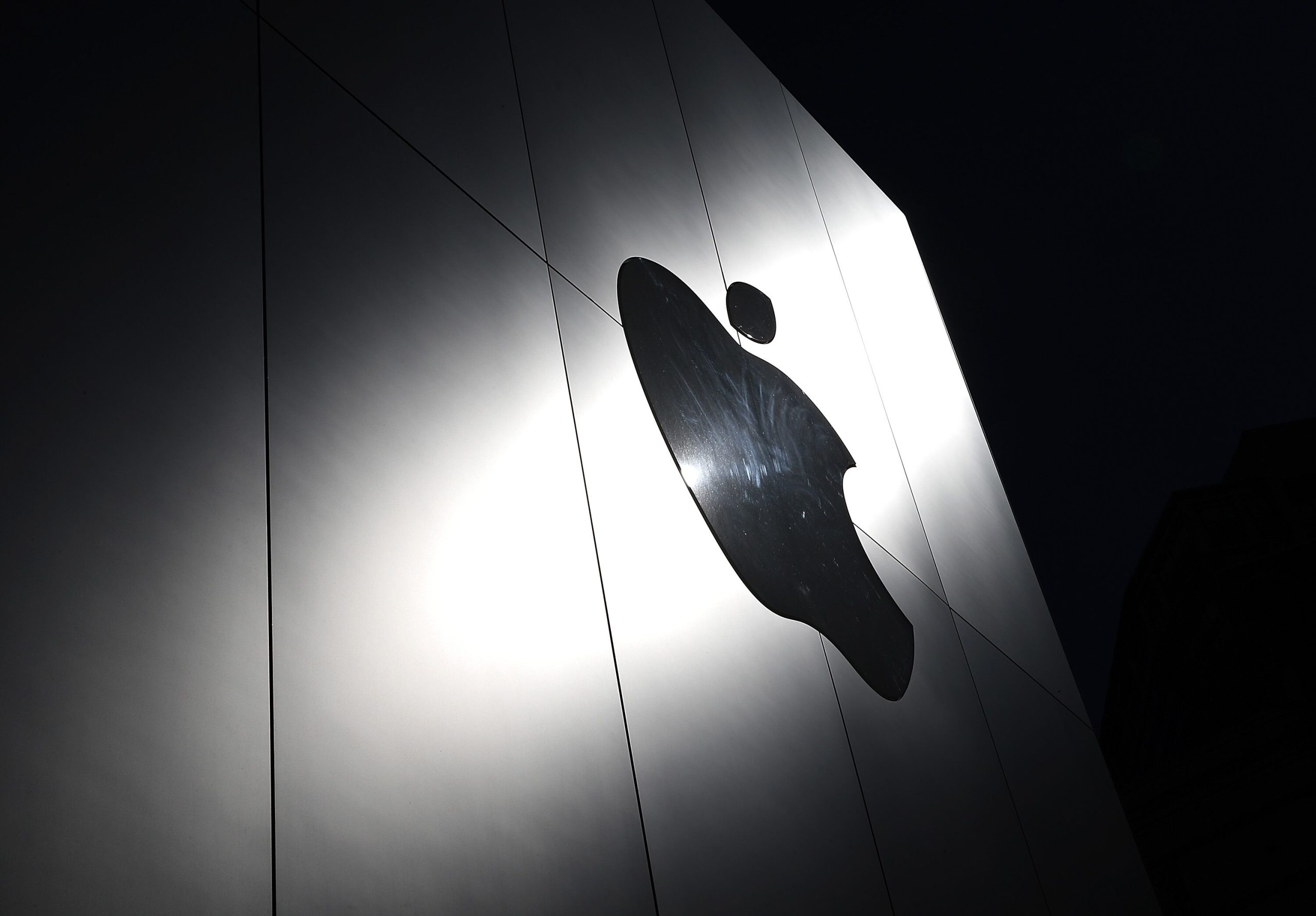 Apple demite mais de 600 funcionários após cancelar projeto de carro elétrico