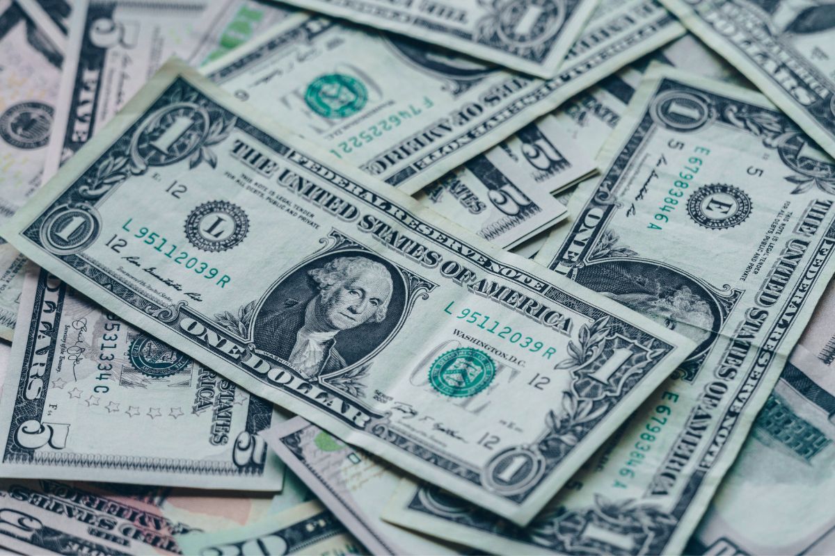 Cotação do dólar sobe 3%, maior alta semanal do ano | Moedas e Juros