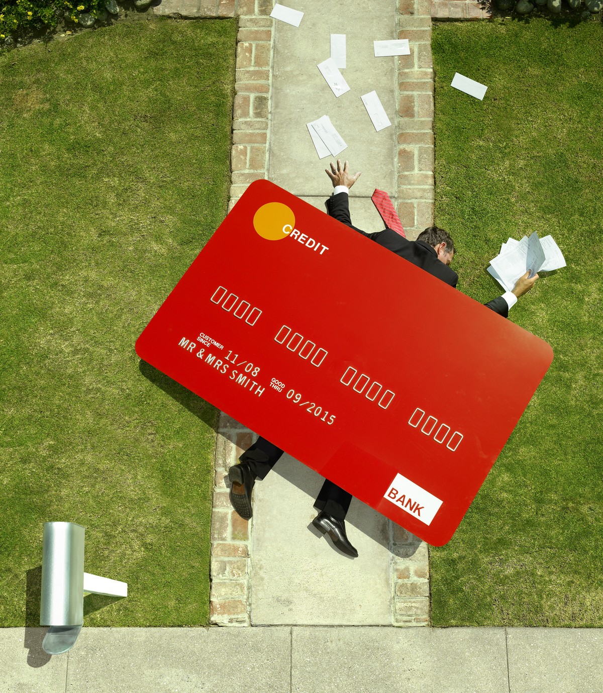 Taxa de juros do cartão de crédito rotativo beira 446% em agosto | Moedas e Juros
