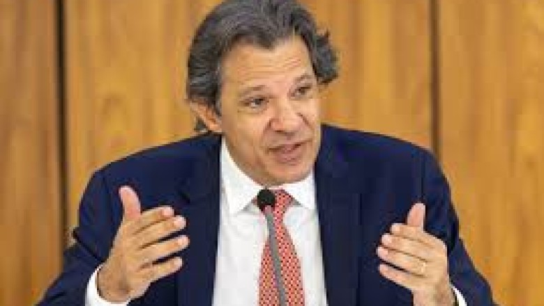 Haddad defende isenção do IR para trabalhadores e compensação com alta renda
