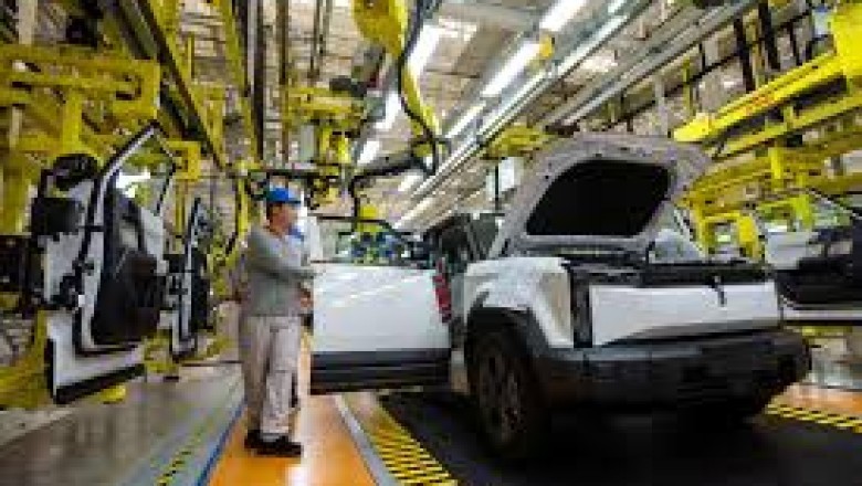 Demanda em alta impulsiona recuperação da indústria em fevereiro, aponta PMI