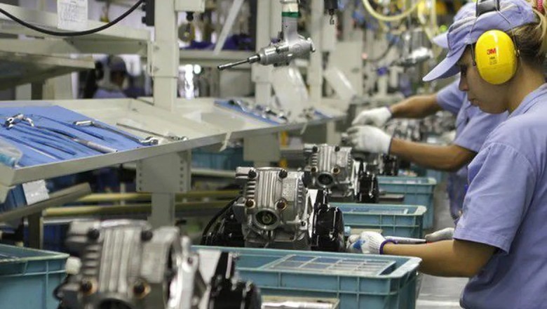 Indústria registra primeira queda no emprego em 18 meses, diz CNI